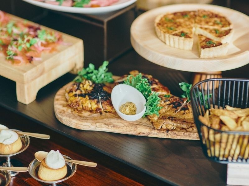 ブッフェ料理
国産鶏腿肉のグリエ マスタード風味