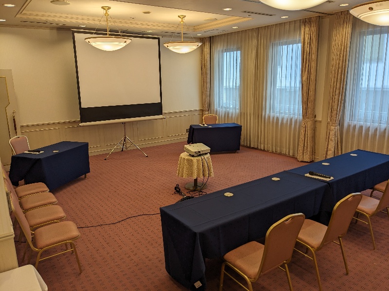 2F会議室カトレア　　WEB講演会一例-2
　スクリーン/プロジェクター/マイク