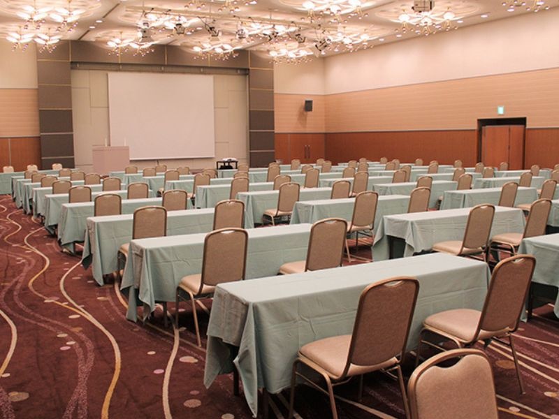 2F 大宴会場 丹頂・白鳥 1
試験会場や大スクリーンを使用した講演会やセミナーなどに最適です。