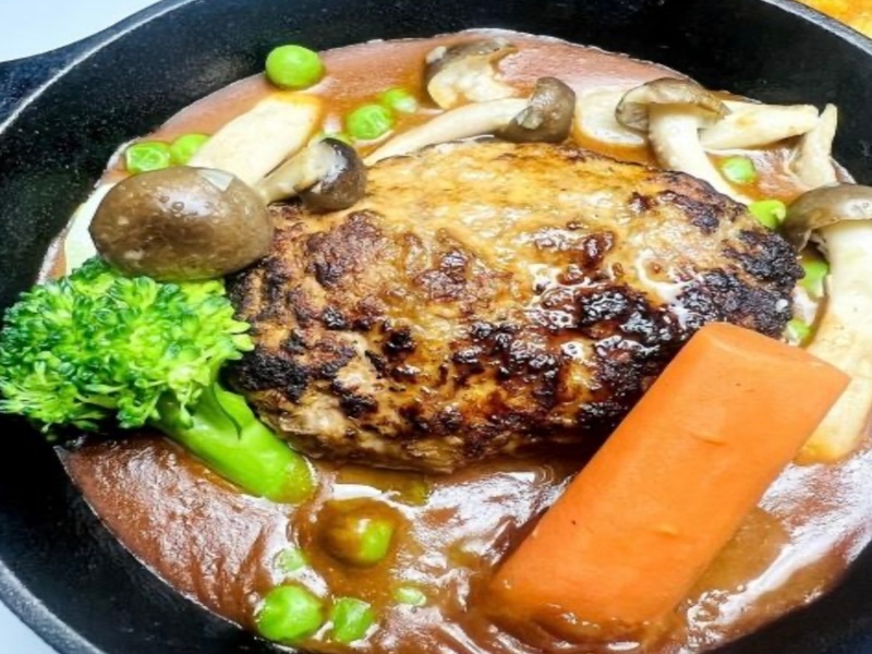 『特製煮込みハンバーグ』
定番のデミグラスで煮込んだ鋳込みハンバーグ