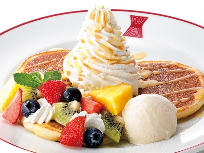 プリンアラモード、パンケーキ、クリームソーダ。どこか懐かしいスイーツメニューが、景色に映える可愛さで登場。