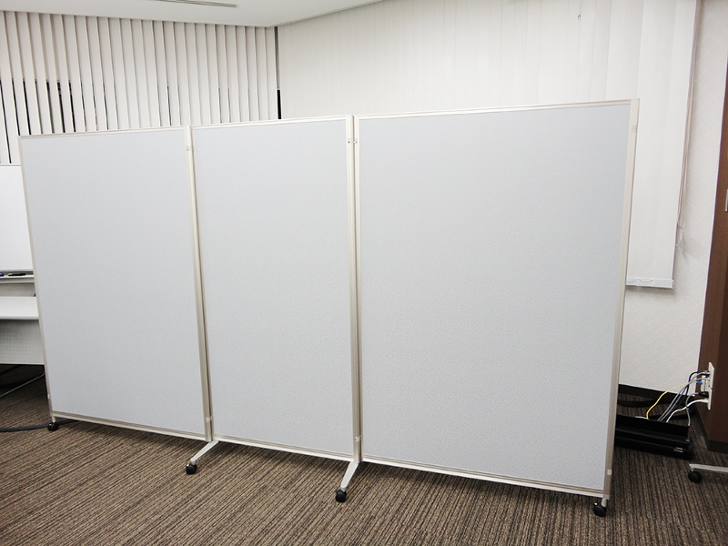 【多目的ホール】三つ折りパーテーション2枚あり