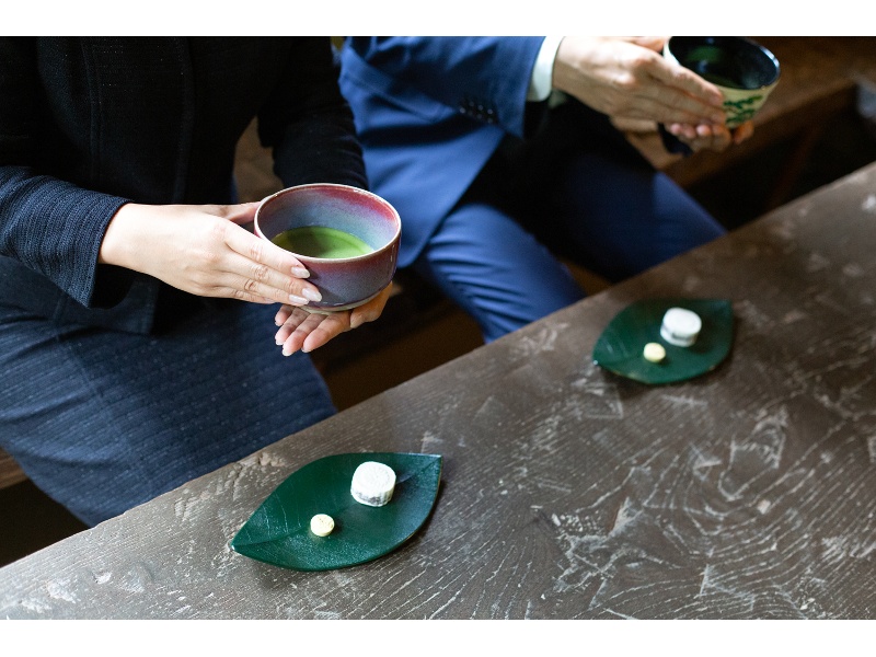 お茶室での呈茶体験
①呈茶(予約不要)②お点前(要予約)