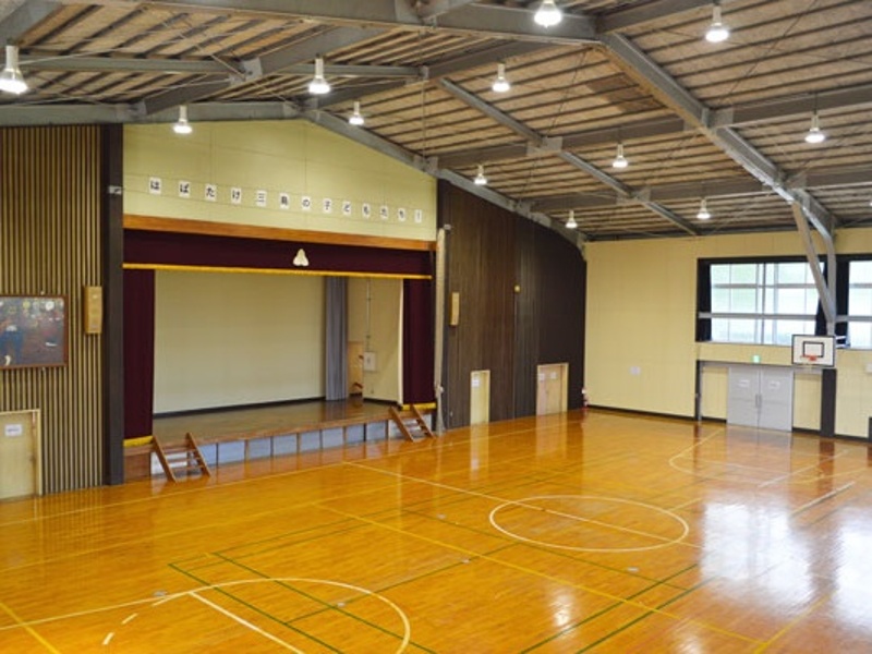 体育館
インドアスポーツが楽しめる体育館です。コート（27ｍ×18ｍ）、さらにステージ（10ｍ×4ｍ）があるためスポーツだけでなく、研修やイベント、レクリエーションでもご活用いただけます。
