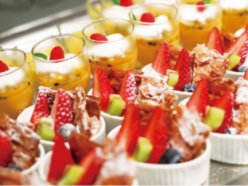 真っ赤なイチゴやトロピカルフルーツが彩るカラフルなビュッフェ。目にも鮮やかな盛り付けが食欲をそそり、パーティーをさらに華やかに盛り上げます