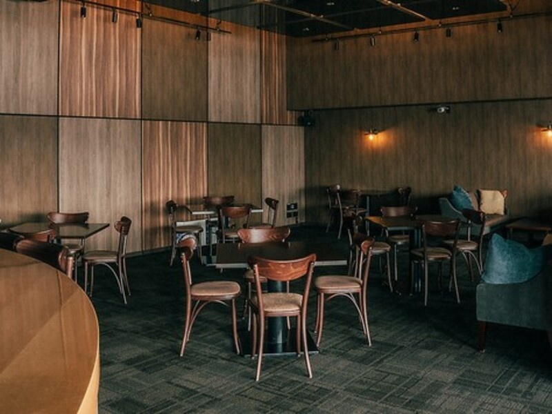 【会場】
店内54席、テラス30席の計84席をご用意し、貸切も20名様から50名様以上まで対応可能です。
