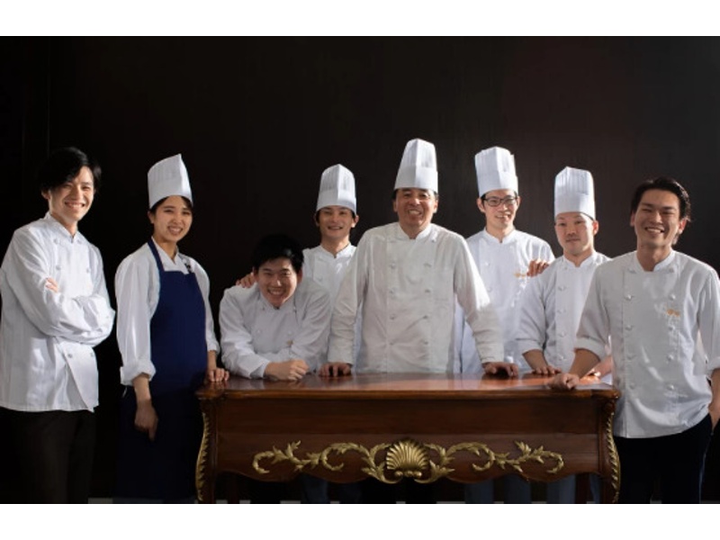 【専属シェフが料理を監修】
結婚式で腕を振るう専属シェフが、お客様のご要望に合わせてメニューを考案します。細部にまでこだわった、おいしい料理で最上級のおもてなしを実現いたします。一皿ずつ想いを込めてつくりあげます。