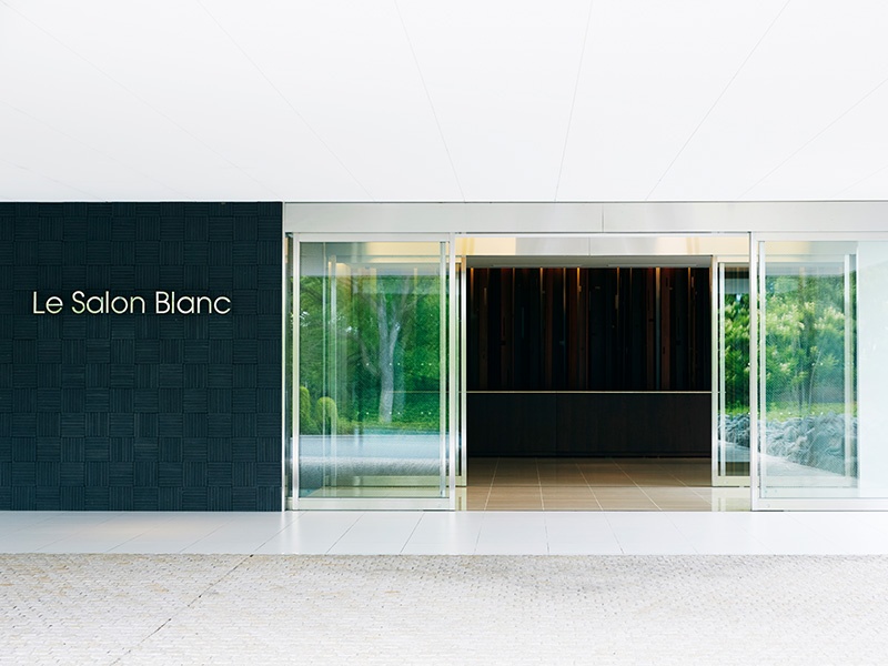 光・緑・水の自然を感じる清らかな雰囲気の中、多彩な演出が可能「ル サロン ブラン」で独創的なパーティーを