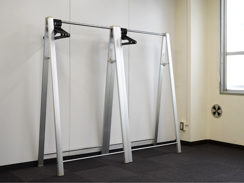 ハンガーラックを2台ご用意しております。(1台分 幅約900mm)