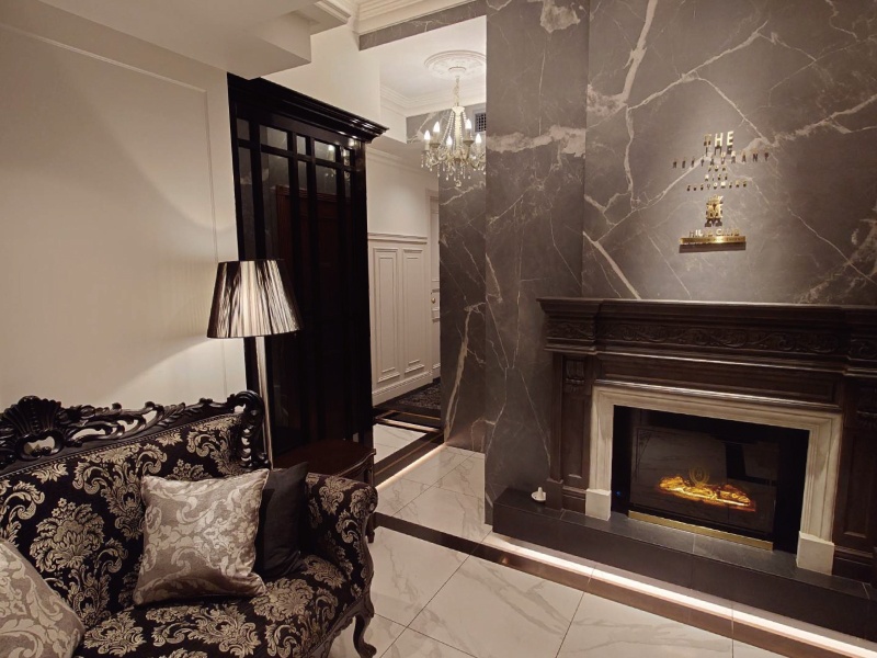 暖炉を備えたエントランスを抜けると優雅な美しい空間が広がっています。