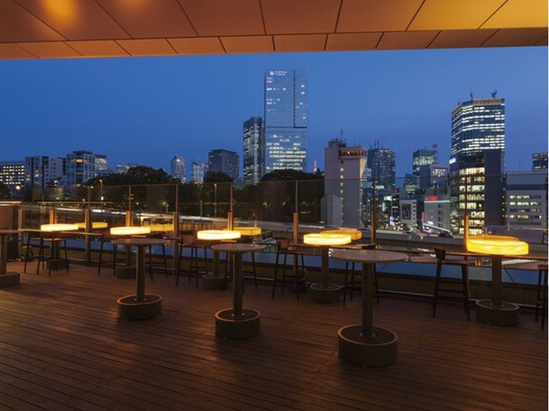 テラスでのパーティー利用は屋根付きエリアで安心の宴会を。