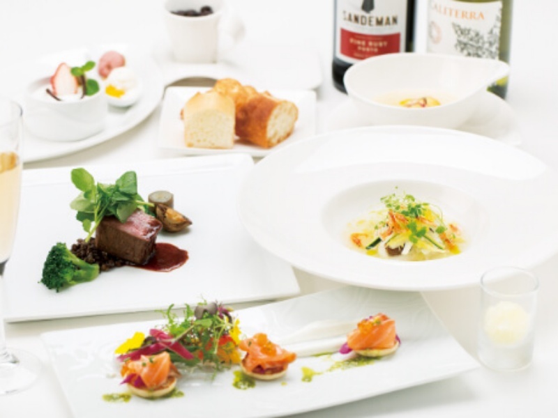 肉料理・魚料理・前菜が美しく並ぶフレンチコース。丁寧に盛り付けられた一皿一皿から、シェフのこだわりと素材への愛情が伝わります。