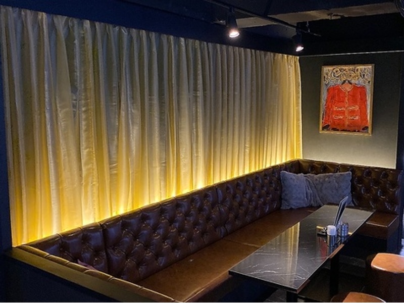 【最大9名着席可能なソファ席】