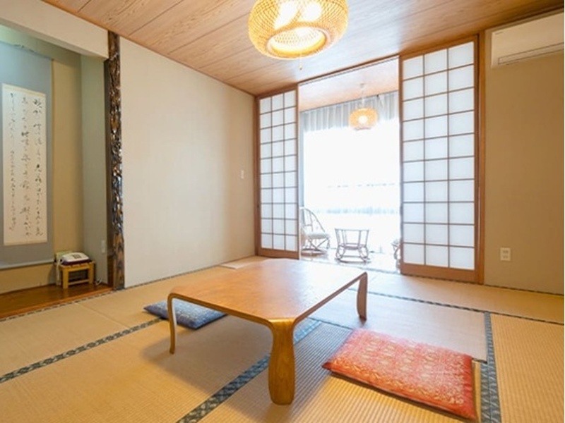 畳のお部屋で手足を伸ばしてのんびり窓の外を抜ける、爽やかな風を感じながらお寛ぎ下さい！