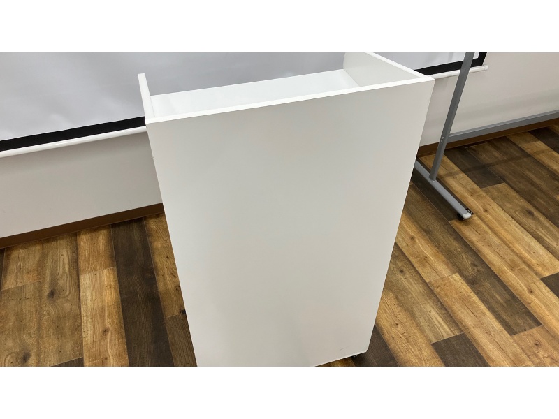 講演会、展示会などイベント会場のスピーチで使用する演台・司会台も無料で貸し出ししております。
パソコンや資料、荷物を置くのにとても便利です。