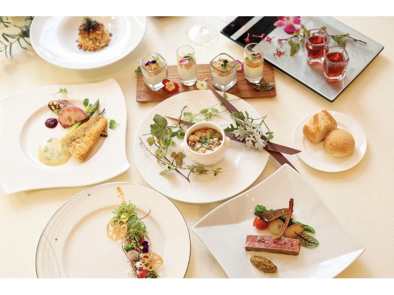 結婚式で好評のフレンチ料理。シェフが厳選した新鮮な食材を使用した彩り豊かなフレンチコースやビュッフェスタイルなどご希望に合わせた料理をご用意いたします。