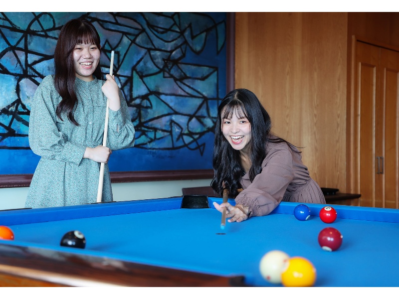 館内にはビリヤードをお楽しみいただけるプレイコーナーを備えており、社員旅行や研修後の懇親時間、滞在中の交流コンテンツとしてご利用いただけます。