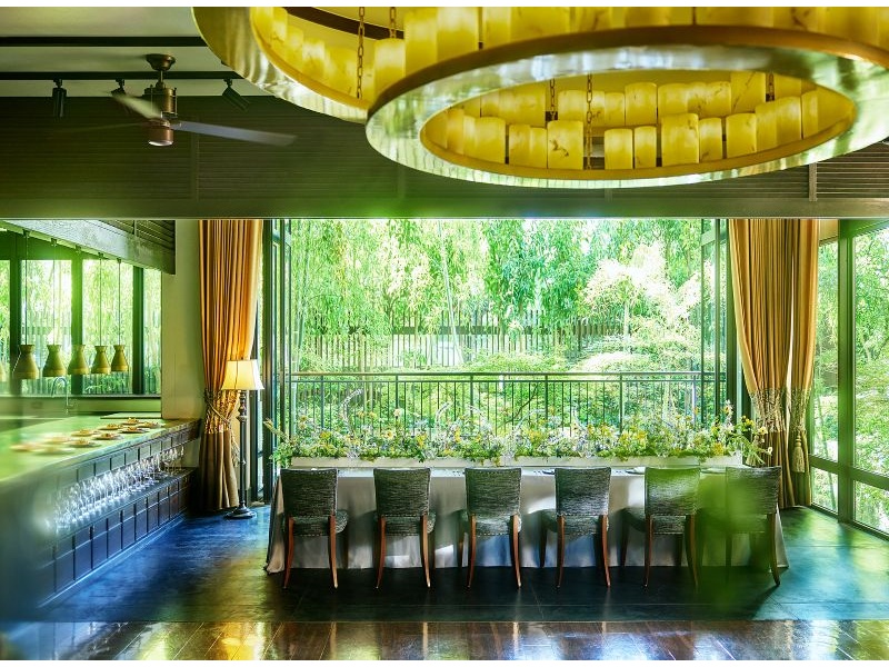 1F【レストラン】
オープンキッチンからお料理の香りが広がり、シェフが目の前で仕上げるパフォーマンスが楽しい◎
大きな窓からの自然光と、緑豊かな景色を臨めます。
プライベートなご会食や、お料理教室、撮影など、様々なシーンでご利用可能です。
