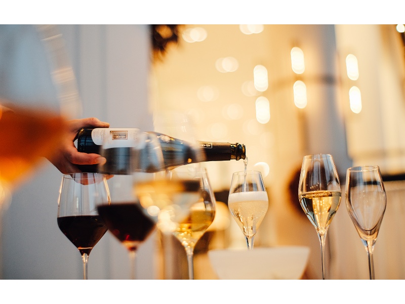 北海道ワインや自然派ワイン、日本酒などお料理にあったお酒の種類も豊富です。