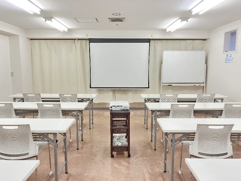 第四会議室は会場面積34m²となり、少人数の収容が可能です。収容可能人数は16人(最適人数)~3名掛け最大24人。