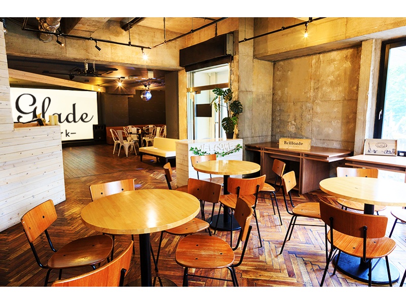 カフェ風スペース内観