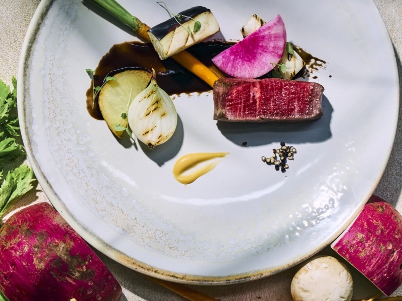 黒毛和牛など上質な食材をふんだんに使用。シェフの技が光る、本格コース料理でゲストをおもてなし。