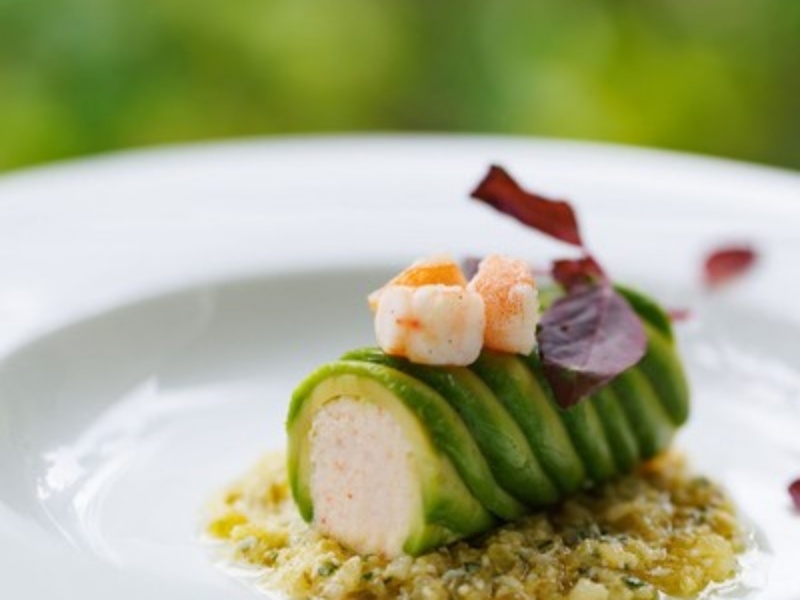 素材の美しさを引き出す繊細なひと皿。シェフの技が光ります。