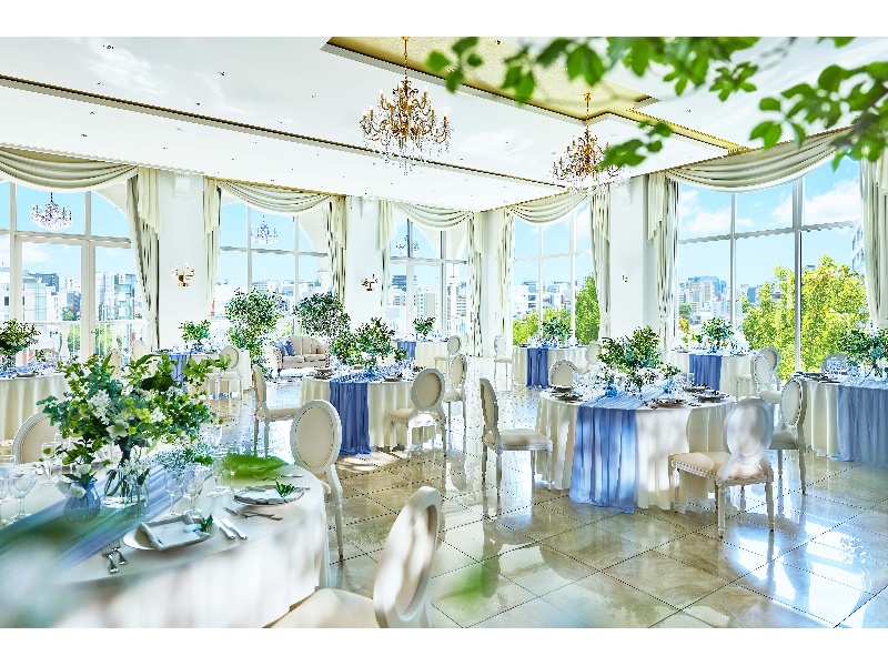 【アッズーロ】
清らかな純白で包まれた「AZZURRO(アッズーロ)」
白い柱に施したサファイアブルーの照明や、一段高くなったゴールド仕上げの天井、そしてジュエリーのような可憐なシャンデリアがアクセントとなった、高級感あふれる華やかな空間です。