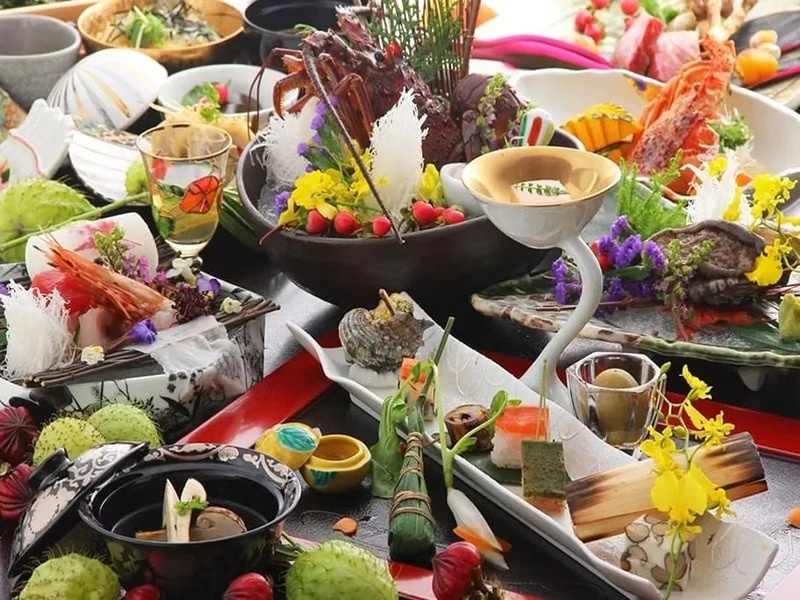 【お食事:モダンと伝統の交錯する日本料理】
その日その日の状態が適正なものを選別し、素材それぞれの味を十分に活かし調理してゆきます。
伝統的な技法の中に新しい方法を取り入れた、今までにない端正な料理をご堪能いただけます。