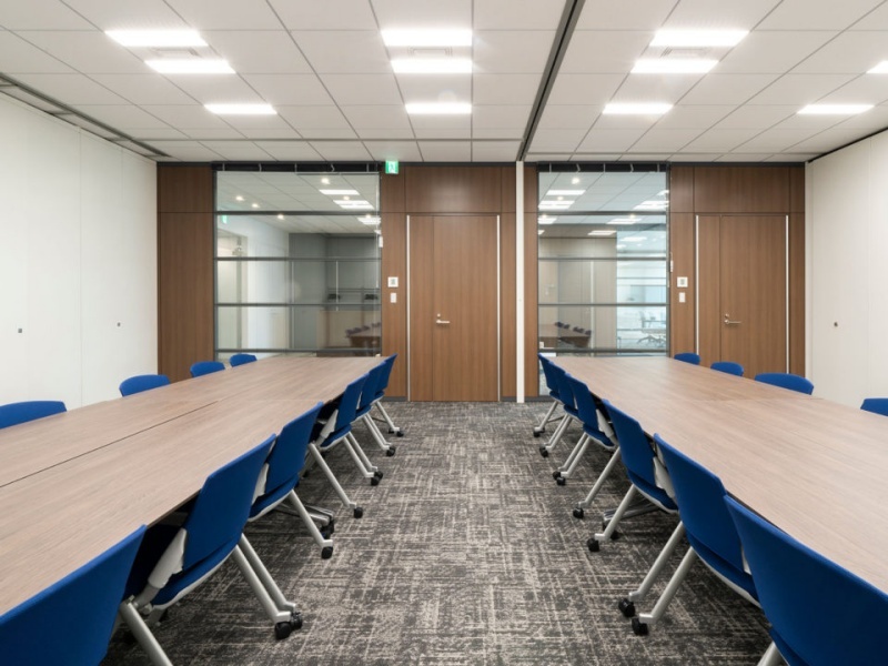 廊下側が全面ガラスウォールの設計となっており、圧迫感のない広々とした視界を確保しています。必要に応じてブラインドで目隠しも可能なため、中長期の仮事務所やプロジェクトルームとしての利用にも適した、機密性と開放感を両立した空間です。