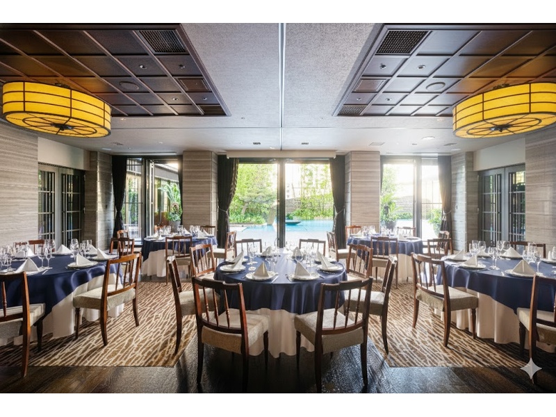 昔ながらの神戸の邸宅をイメージした、シックな雰囲気のバンケットルーム。少人数のアットホームなパーティーから、立食パーティー、会議やセミナー・展示会など幅広いニーズに対応できます。