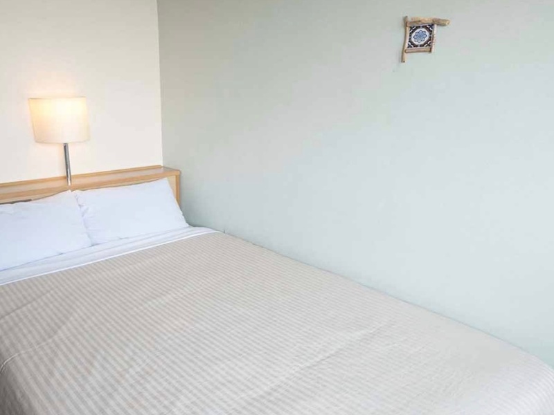 「シングルルーム」
























シングルルーム
出張や一人旅に最適なシングルルームです。
出張・長距離移動や残業で疲れた体をゆっくり癒せる、寛ぎの空間です。