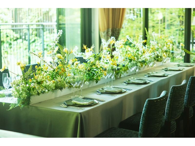 1F【レストラン】
オープンキッチンからお料理の香りが広がり、シェフが目の前で仕上げるパフォーマンスが楽しい◎
大きな窓からの自然光と、緑豊かな景色を臨めます。
プライベートなご会食や、お料理教室、撮影など、様々なシーンでご利用可能です。
