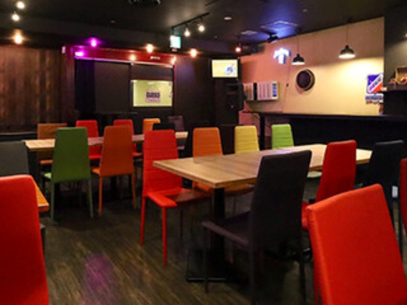 【会場】
カラフルな椅子で彩るおしゃれな店内