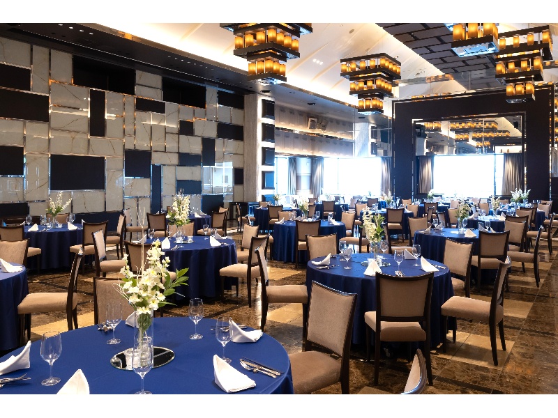 ゲストハウス　ブリューヌ　【円卓】
■最大着席人数　150名（立食形式の利用も可）
■付帯設備 レセプションスペース／スクリーン／喫煙ルーム