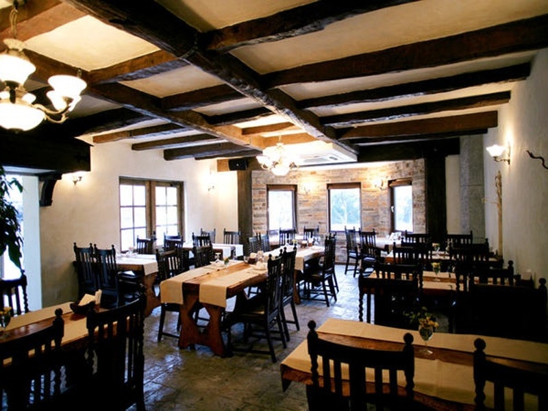 「森の邸宅 彩音」は、プロジェクター・無料Wi-Fiを完備した会議・研修にも対応できる施設です。クラシカルな洋館の個室や貸切ルームを会議空間としてご活用いただけます。会議後にはシェフこだわりの本格フレンチコースでの会食も。