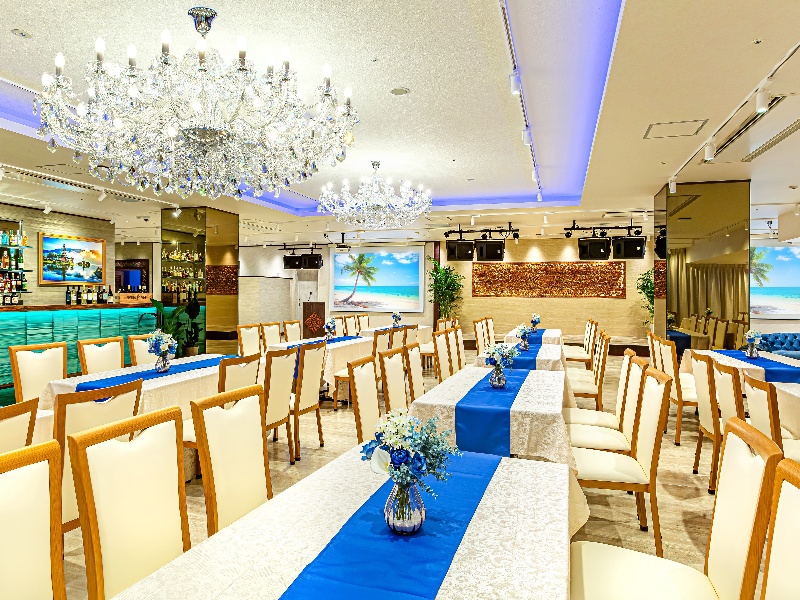 大きなステージ、150インチの
プロジェクタースクリーンも完備。
特殊照明・映像設備・音響設備など、
パーティーの必須アイテムが全て無料！