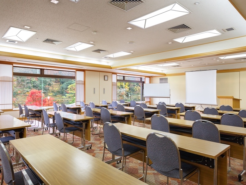 会議室「桂川」
嵐山に面し、南向きの眺めの良い会議室です。