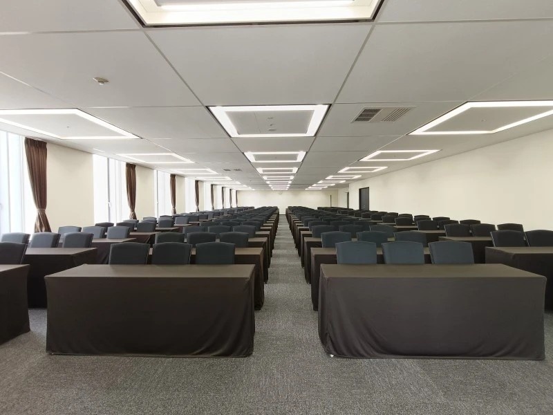 整然と並ぶ席が奥まで続く、収容力のある大型ホール20A。大規模なセミナーや講演会にも、ゆとりを持って対応できます。