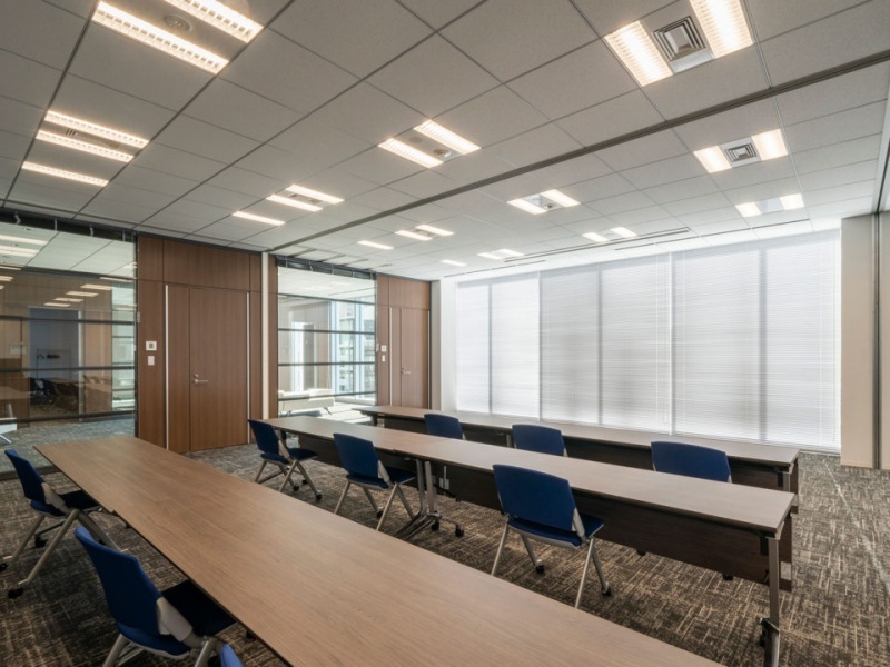 日比谷通り沿いと御成門駅側の二面がガラスウォールとなっており、都心の広範囲な眺望を楽しめる開放的な空間です。180㎡近い広さにより、大人数でも「密」を避け、チームの結束力と効率を高める特別なミーティング環境を演出します。