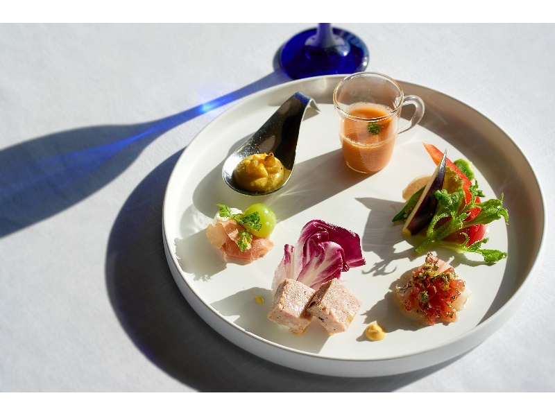 お食事はコース・ビュッフェ料理をメインに、お客様のご要望をお伺いしながらカスタマイズも可能。