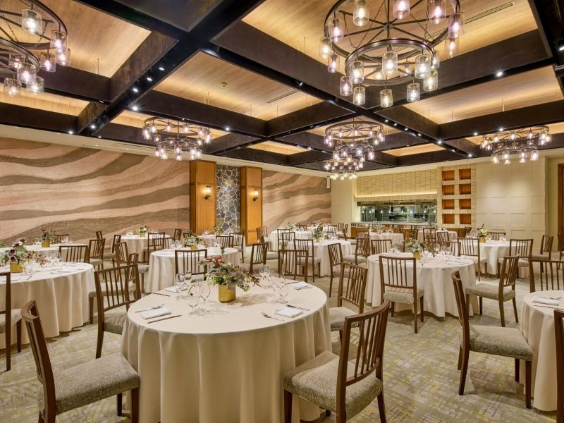 THE​ ​WEST​ ​GALLERY（立食220名/着席180名/スクール192名/シアター200名）