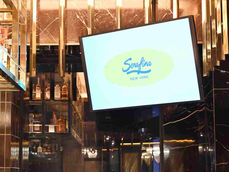 店内3か所の大型モニターで同時投影が可能です