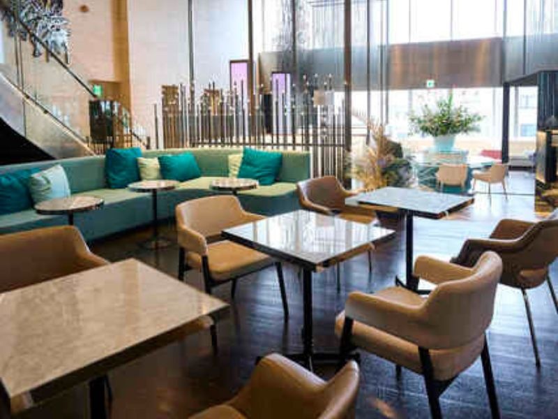 映えカウンター前に近い、人気のテーブル席