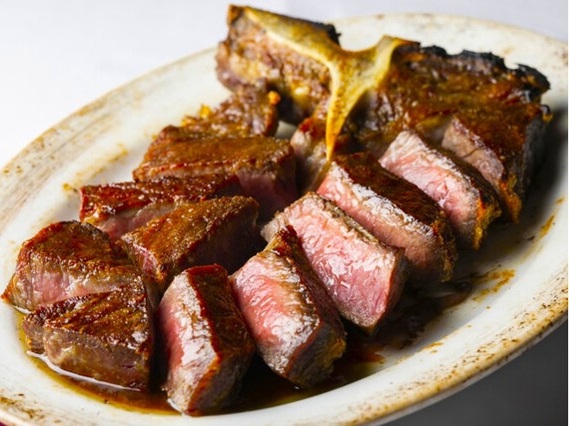 ポーターハウスステーキは圧巻のボリューム、特別な日にふさわしい贅沢な逸品です。