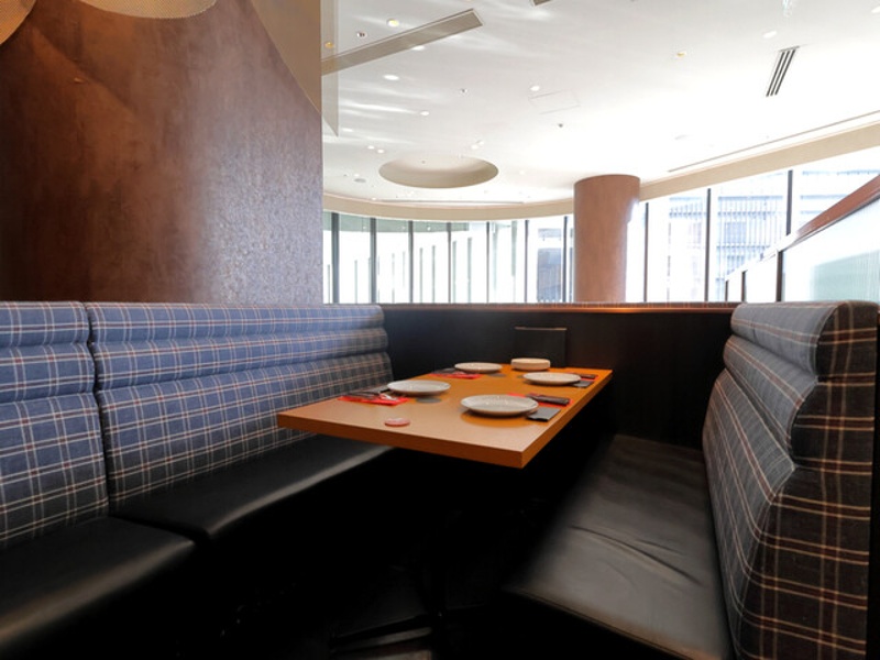 シックにデザインされた大人の空間。高い天井と広々座席で圧迫感なく、ゆったりとした宴会・パーティーを実現。