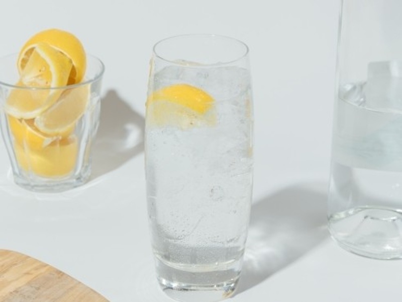 シュマッツクラフトジン

ビールスピリッツならではのホップ香、モルトの甘味、柑橘の爽やかな香りを楽しめるオリジナルジン 【ソーダ/ロック/ストレート】　お好みの飲み方でお楽しみください。