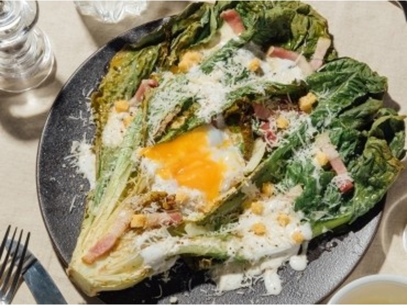 グリルシーザーサラダをドイツ定番のサワークリームとオニオンのドレッシングでシュマッツ風にアレンジ。