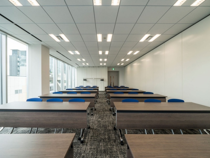 日比谷地区を一望できる、当施設最大の大型ミーティングルームです。 窓一面に広がる都会のパノラマが、セミナーやイベントにワンランク上の開放感を演出。 天井高3.0mの広々とした空間に、最新の映像・音響設備を完備しています。