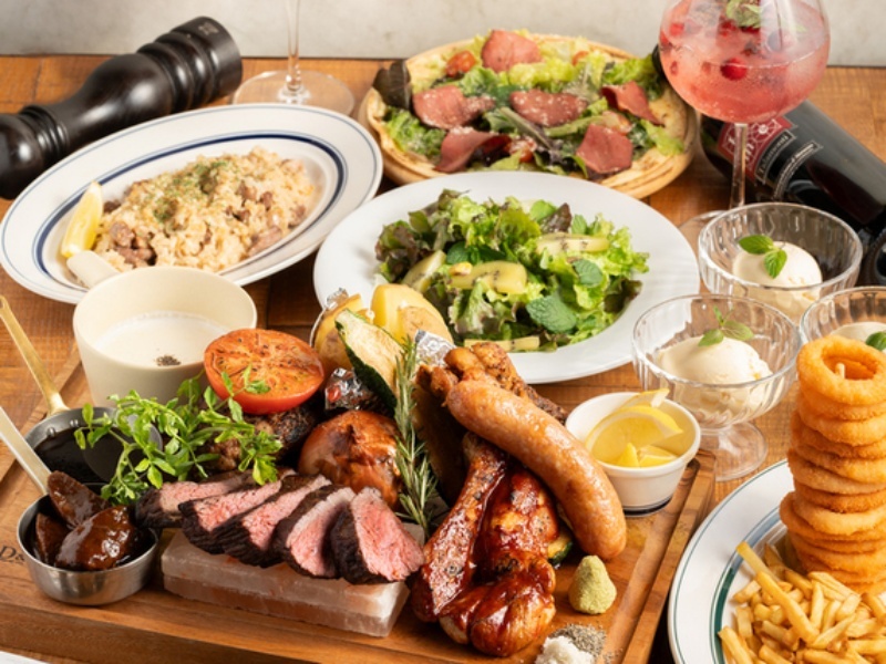 お肉好きにはたまらない、ステーキやソーセージなど豪華な肉料理の盛り合わせ